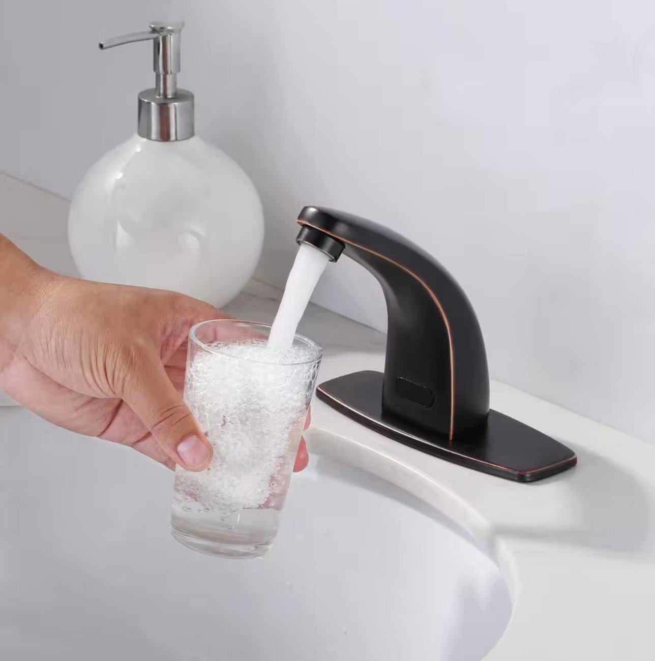 Automatic Sensor Touchless Battery Powered Bathroom Sink Faucet with Deckplate and Mixing Valve in Oil Rubbed Bronze